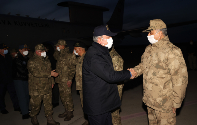 Bakan Akar ve komutanlar Suriye sınırındaki birlikleri denetledi