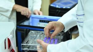 OMS: Variante Omicron si diffonde a una velocità mai vista prima