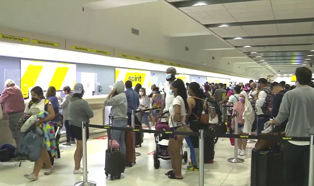 Hava koşulları nedeniyle uçuşu geciken yolcular panik atak geçirdi