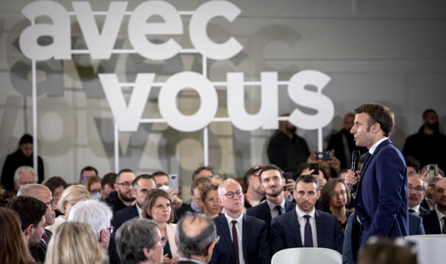 Macron’un mitinginde “soruların seçmene önceden dağıtılması” alay konusu oldu