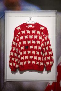 Prenses Diana’nın ünlü koyunlu kazağı açık artırmada