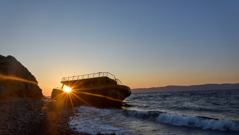 Midilli’de kayalıklara çarpan bottaki 4 kişi öldü